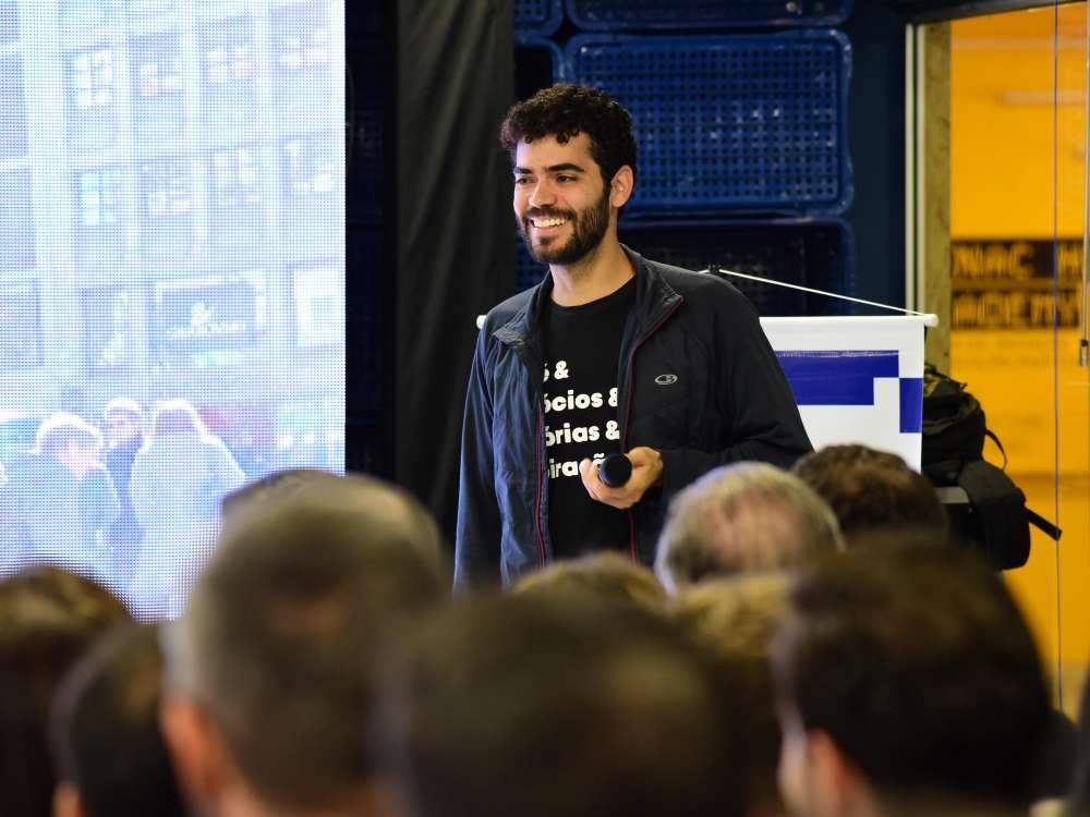 Ex-engenheiro da Tesla palestra em Jaraguá do Sul